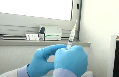 Проведение кодирования Вивитролом в Вятских Полянах Шприц с Вивитролом в руках у врача